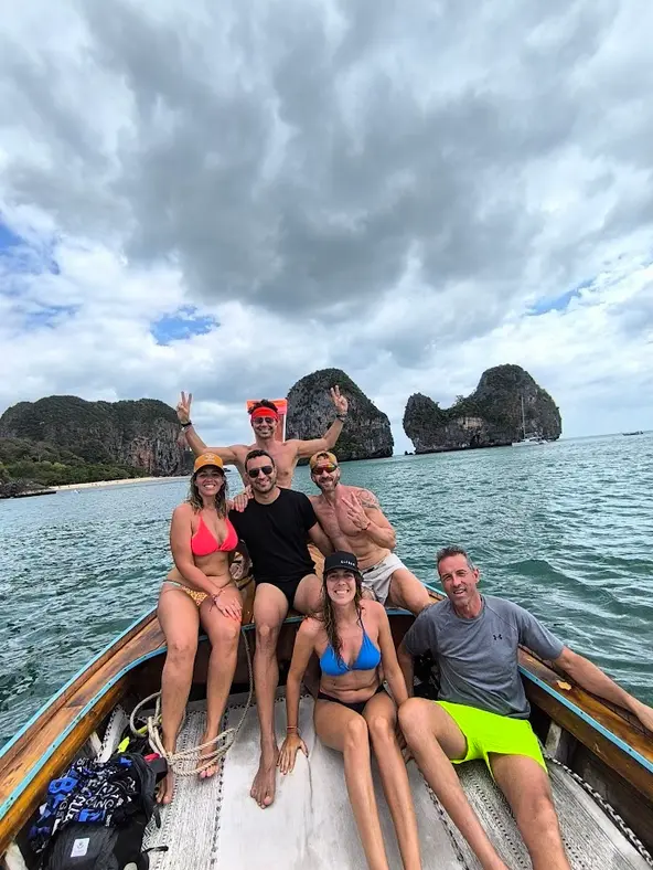 image10 Grupo de amigos viajando a Railay Beach