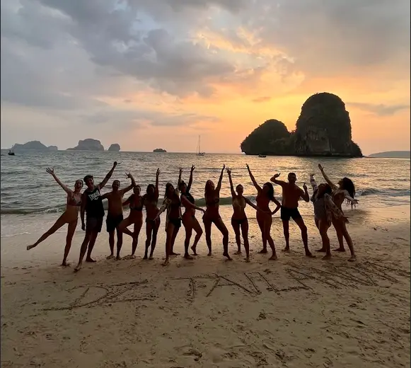 image12 Amigos festejando en tailandia