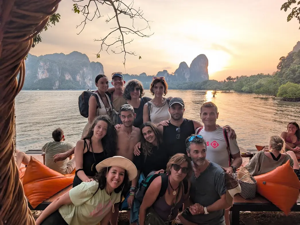 image15 Grupo de amigos festejando en un atardecer en krabi